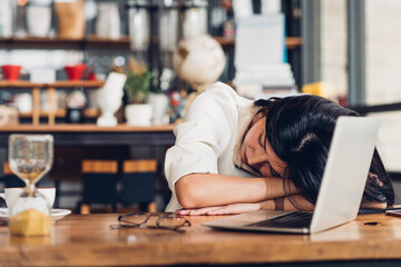 Lifestyle freelance woman he has resting sleeping after hard work long time in coffee shop
