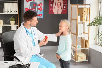 Obraz premium Little girl visiting endocrinologist in clinic