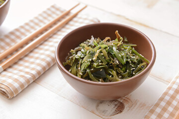 Bowl with tasty seaweed on table