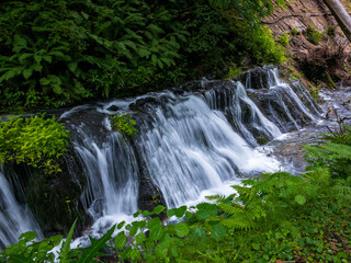 Fototapeta na wymiar 長野県の観光名所の白糸の滝に行くと途中の小さな滝