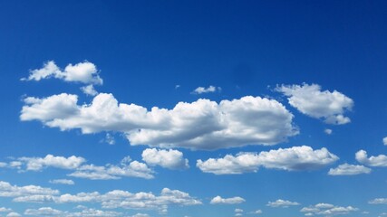 Hermosas nubes en un cielo azul