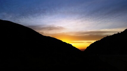 Anocheciendo con un sol despidiéndose entre las montañas