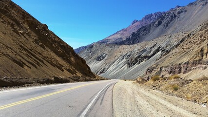 Entre la ruta y montañas