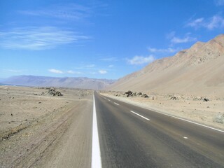 Fototapeta na wymiar Autopista en la ruta del desierto 14
