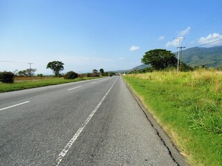 Fototapeta na wymiar Ruta en la vía de la autopista 4