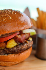 Hamburguesa deliciosa de carne con tocino queso y verduras