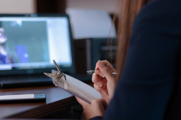 Writing notes in an online therapy with a psychologist