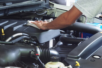 cleaning the car engine by cloth