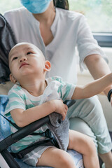 Obraz premium Asian mothers take their children by bus