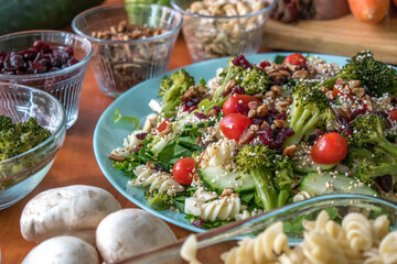 Ensalada fresca con ingredientes varios, brócoli y pasta
