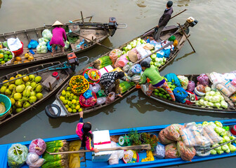Phong Dien floating market very famous in Mekong delta

