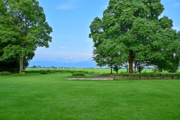 芝生公園広場越しに見る伊吹山の夏情景＠滋賀