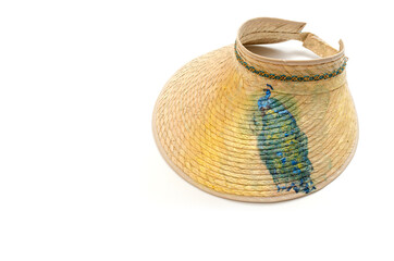 Visera de palma con decorado colorido.