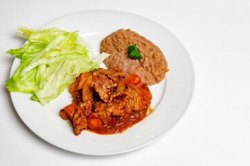 Plato de comida sobre la mesa.