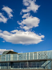 eine Industrieanlage vor blauem Himmel