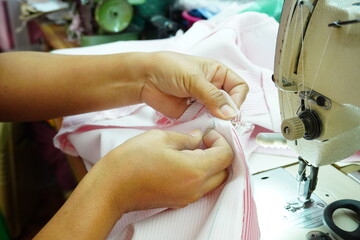 Obraz na płótnie Canvas Asian lady tailor Work in the studio