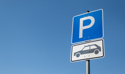 Verkehrszeichen Parkplatz mit Zusatzschild für PKW, Deutschland