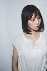 白いワンピースの女性