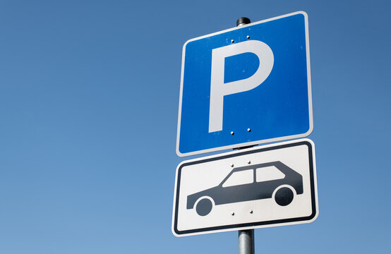 Verkehrszeichen Parkplatz mit Zusatzschild für PKW, Deutschland