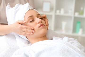 Fototapeta na wymiar Young woman undergoing treatment in beauty salon