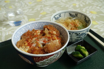 日本のとても美味しいカツ丼とうどん
