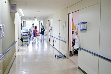 看護師のいる病院の廊下の風景