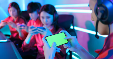 esport gamers play mobile game © ryanking999