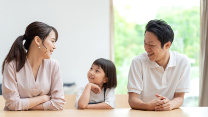 リビングで家族会議をする親子