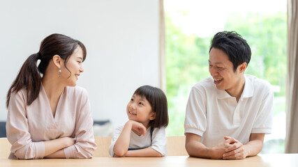 リビングで家族会議をする親子