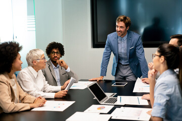 Fototapeta premium Grupa wieloetnicznych ludzi biznesu pracujących w ruchliwym nowoczesnym biurze