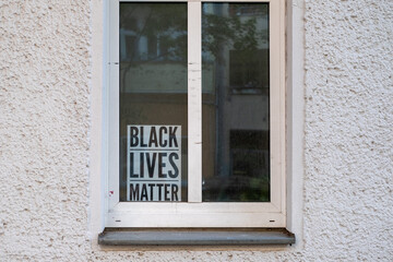 Schriftzug Black Lives Matterin einem Berliner Fenster