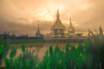 Obraz premium The background of an important tourist attraction in Khon Kaen Province (Wat Thung Setthi) is a large pagoda in the middle of a swamp, tourists always come to see the beauty in Thailand