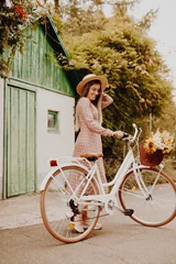 Glückliche Frau mit Fahrrad auf dem Land © kegfire