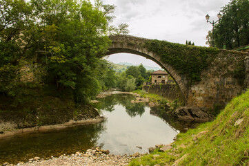 Fototapeta na wymiar puente romano de piedra sobre el río