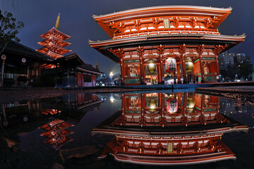 浅草寺「水溜りに反射する宝蔵門」