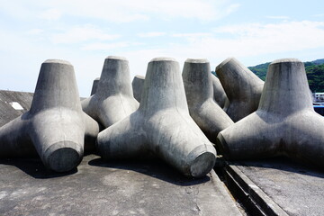 港に置かれた巨大なテトラポッド