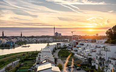 Phönixsee und Skyline Dortmund im Sonnenuntergang - obrazy, fototapety, plakaty