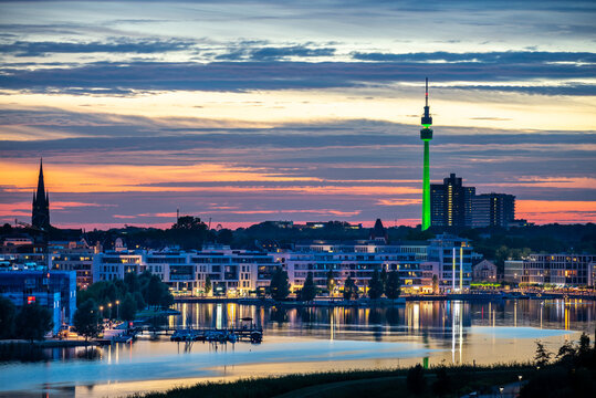 Ph&ouml;nixsee und Skyline Dortmund im Sonnenuntergang