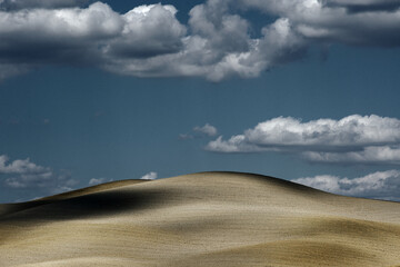Paesaggio della campagna toscana con  cielo nuvoloso	