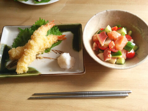 shrimp 'TEMPRA' and raw sea food salad - snack menu / 海老の天ぷらとシーフードサラダのおつまみセット