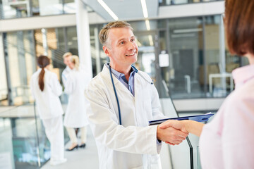 Arzt begrüßt eine Patientin mit handshake