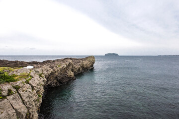 Obraz premium The beautiful seascape hill and rock.