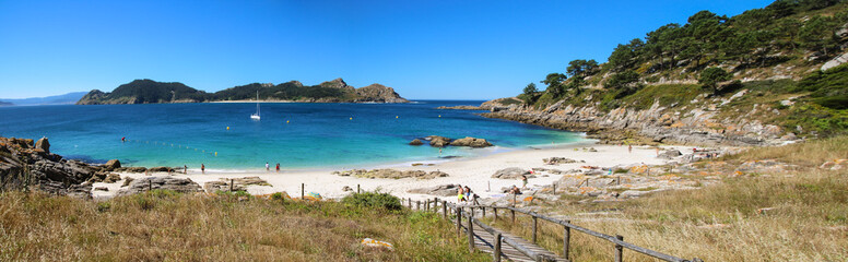  Strolling along the protected beaches of the Cies islands (Galicia-Spain)