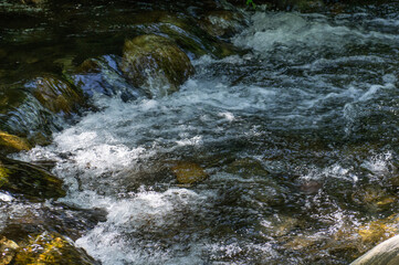 woda rzeka kamienie widok rwąca