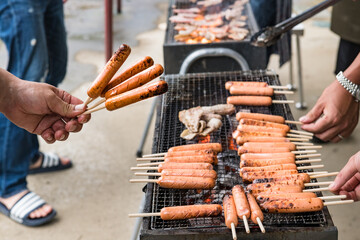 日本の夏の夕暮れ時のバーベキュー串焼き