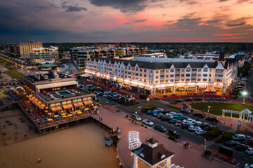Obraz premium Aerial Sunset in Pier Village Long Branch New Jersey