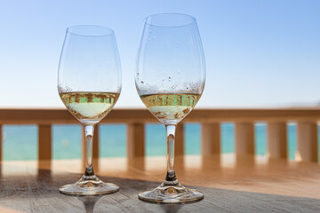 Copa de vino blanco frente al mar