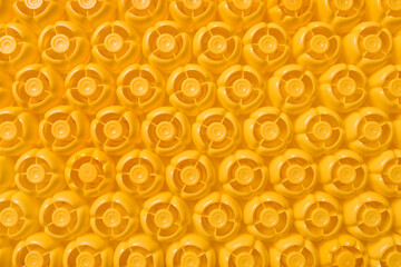 Fototapeta premium Widok z góry na wzór żółtych plastikowych butelek