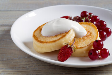 Cottage cheese pancakes, syrniki with fresh berries.