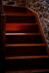 Haz de luz en la escalera de madera
